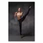 Preview: Balletttänzerin in schwarzer Leggins und beigefarbenem Top steht in eleganter Pose auf einem Bein. Preview: Balletttänzerin in schwarzer Leggins und beigefarbenem Top steht in eleganter Pose auf einem Bein.
